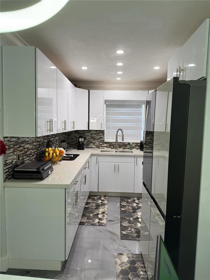 1310 W 42nd St #1310 - Photo 3 of 10
