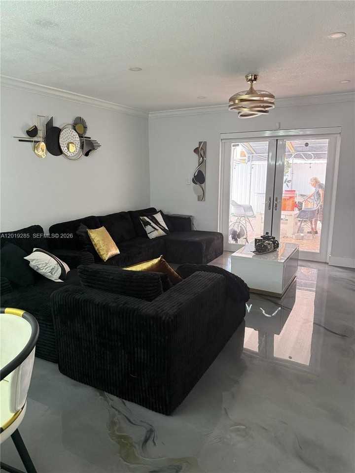 1310 W 42nd St #1310 - Photo 4 of 10