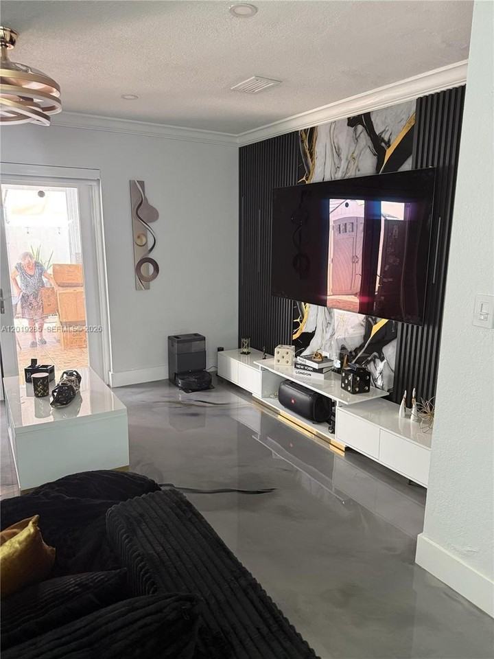 1310 W 42nd St #1310 - Photo 5 of 10