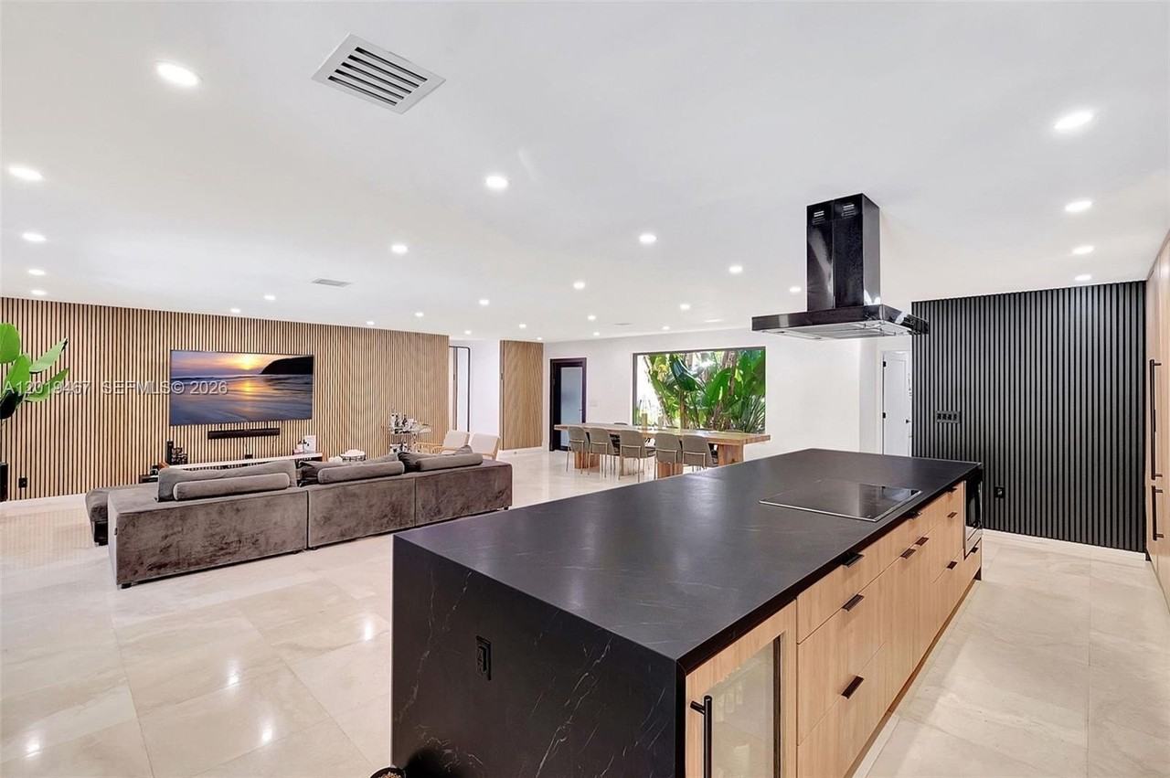 7711 Miami View Dr - Photo 4 of 39