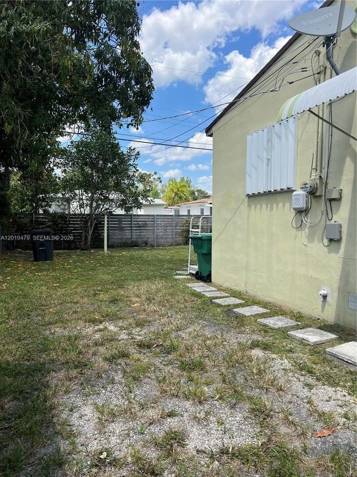 1851 Nw 51st Ter - Photo 4 of 10