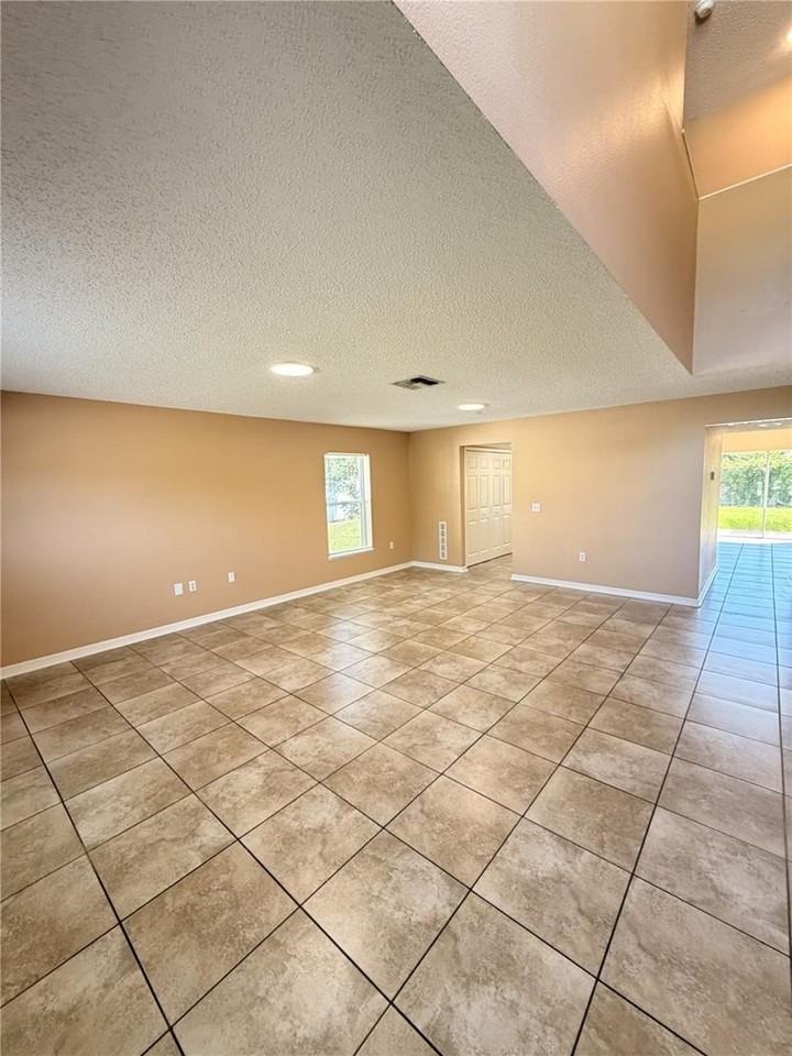 4 Princess Geraldine Pl - Photo 3 of 36