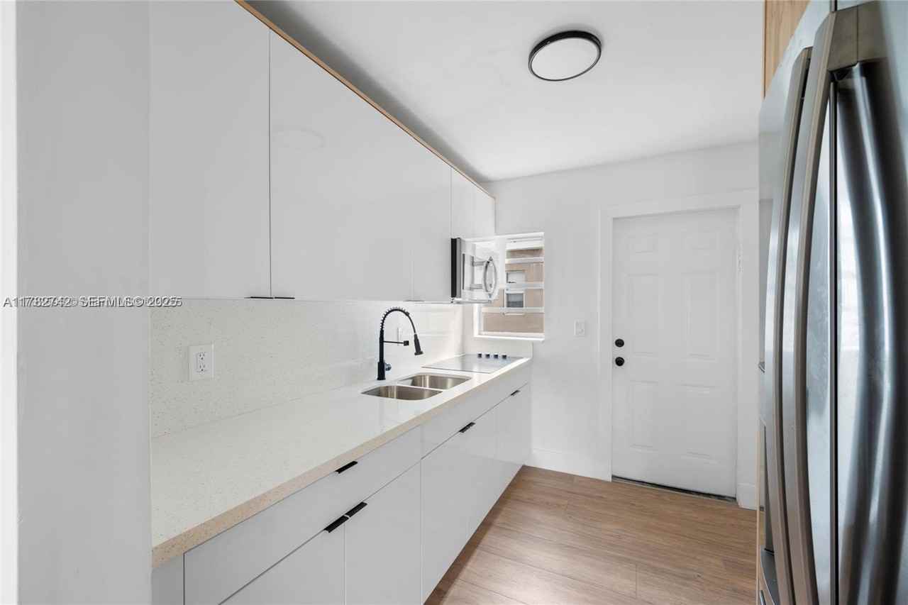 417 Nw 15th Ave - Photo 2 of 8