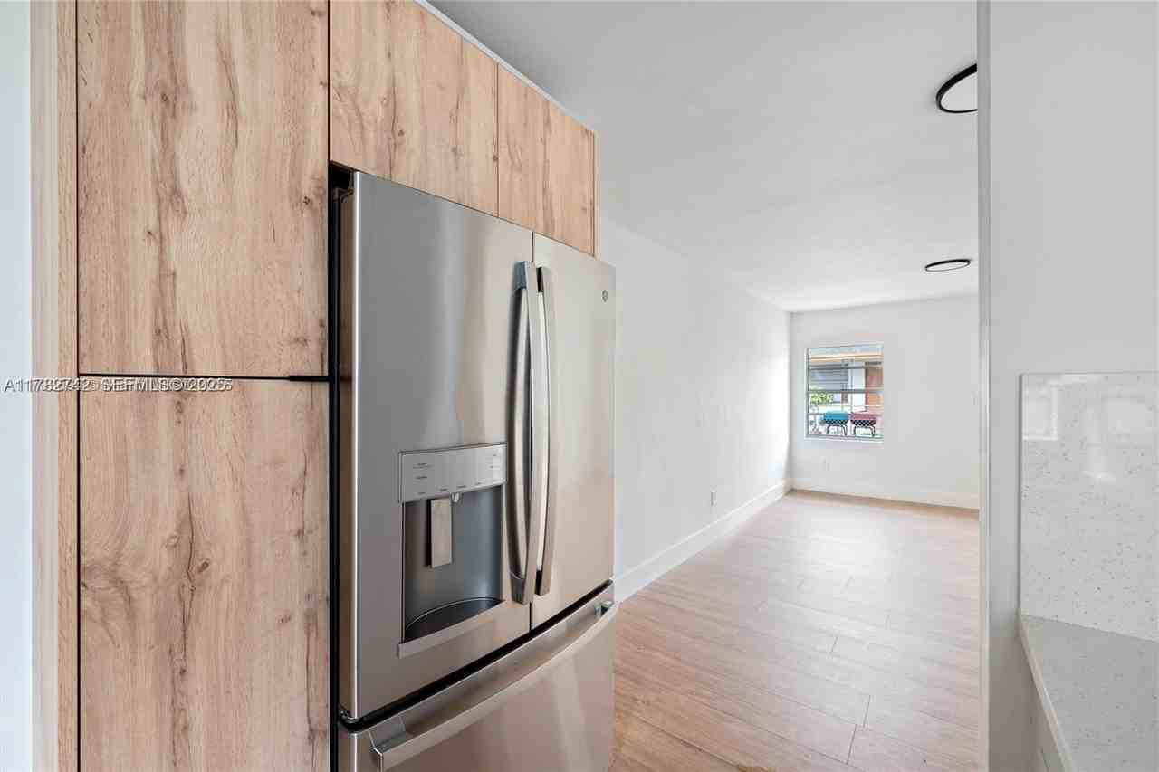 417 Nw 15th Ave - Photo 3 of 8