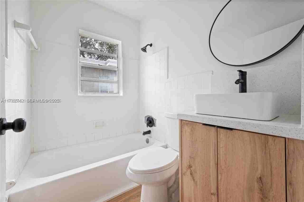 417 Nw 15th Ave - Photo 4 of 8