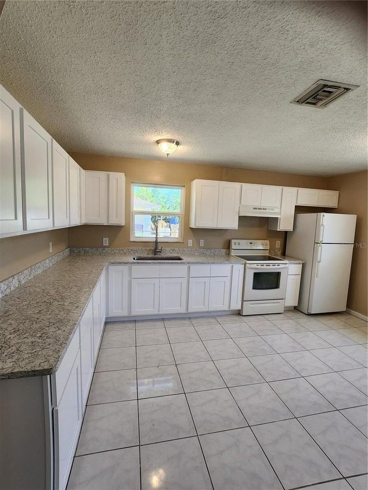 2429 Centennial Blvd - Photo 3 of 29