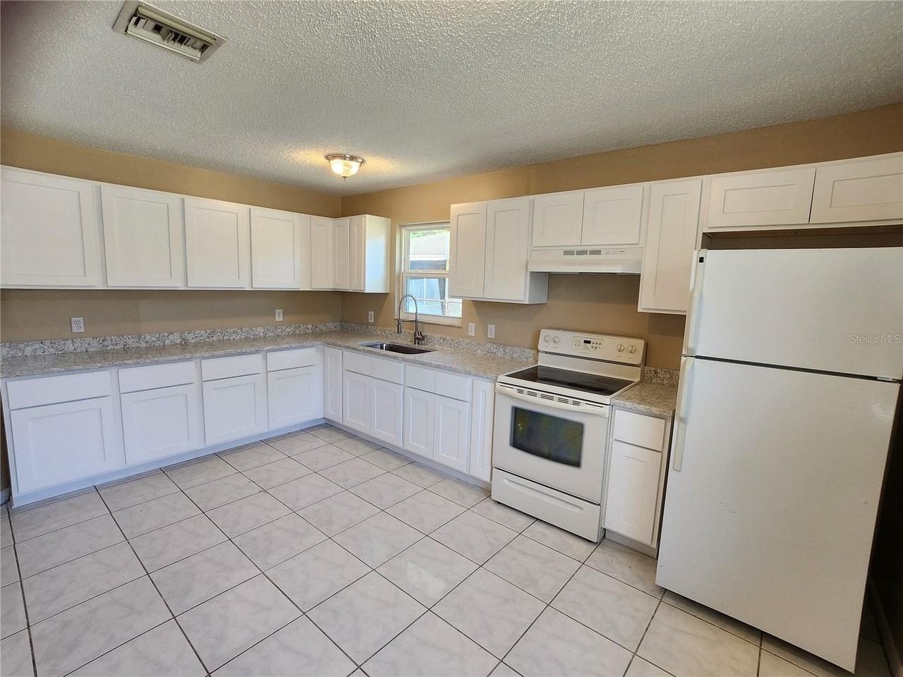 2429 Centennial Blvd - Photo 4 of 29