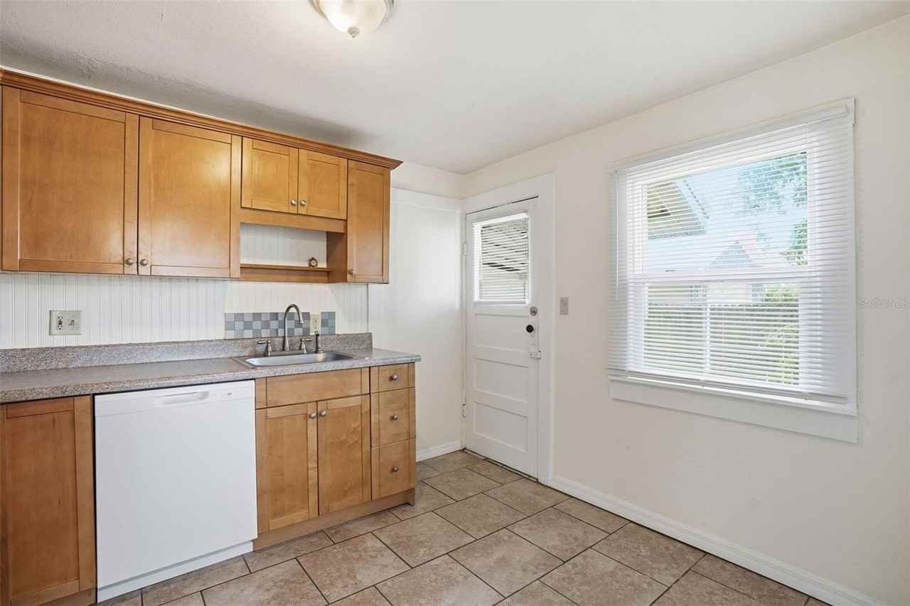 409 Lebeau St - Photo 4 of 20