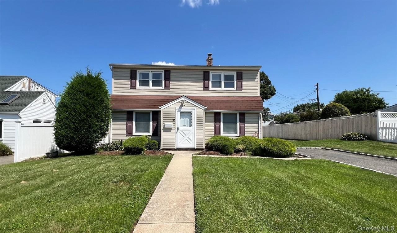 30 Castle Ln - Photo 2 of 22