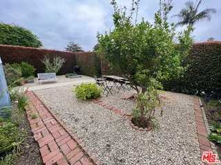 943 Indiana Ave - Photo 2 of 8