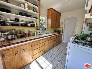 943 Indiana Ave - Photo 6 of 8