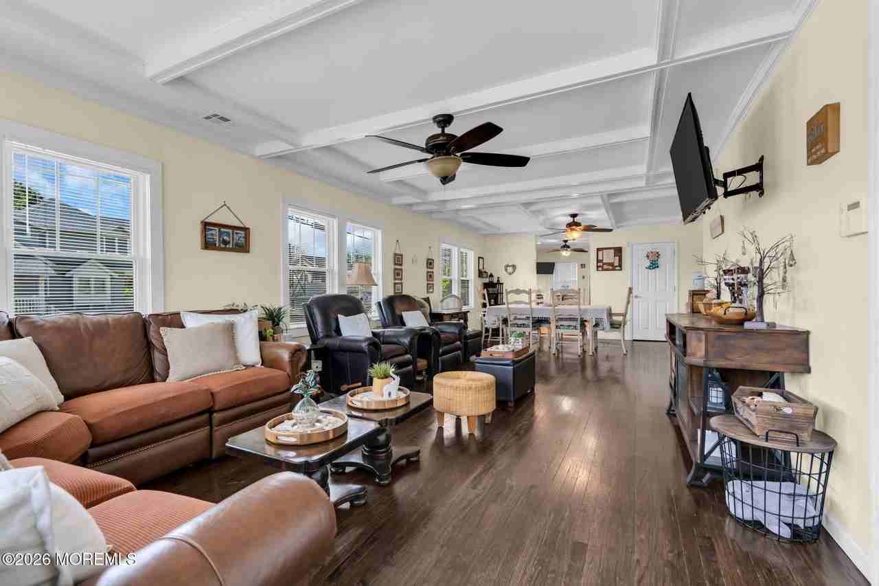 319 Arnold Ave - Photo 3 of 28