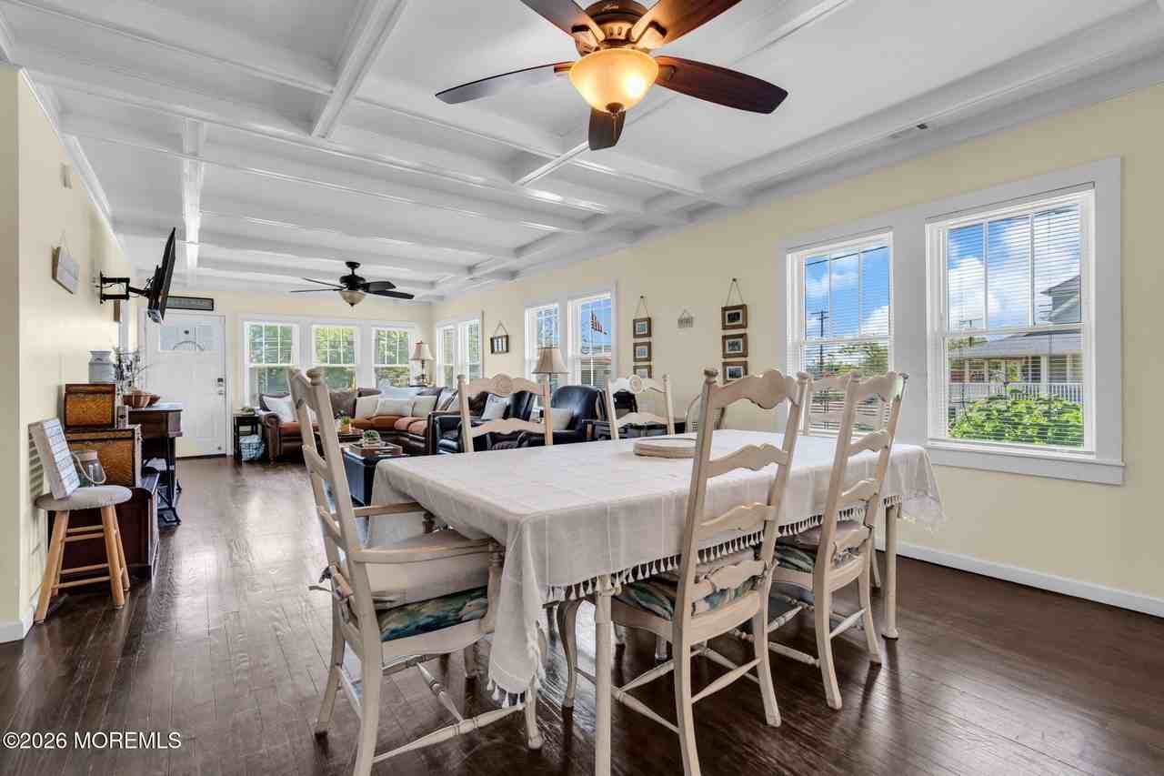 319 Arnold Ave - Photo 5 of 28