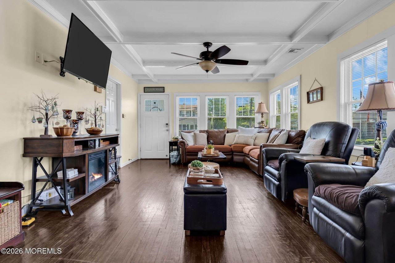 319 Arnold Ave - Photo 4 of 28