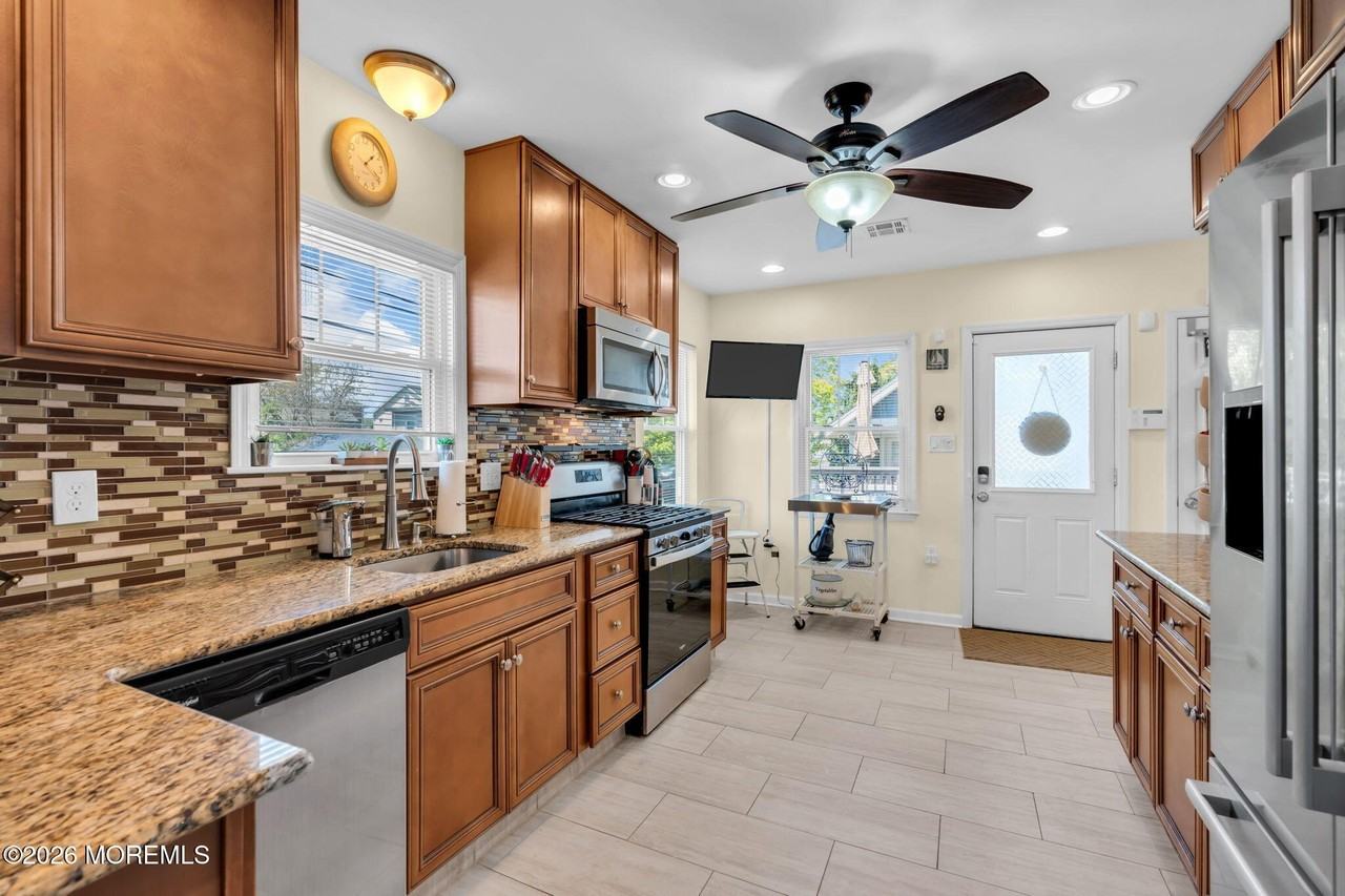 319 Arnold Ave - Photo 7 of 28