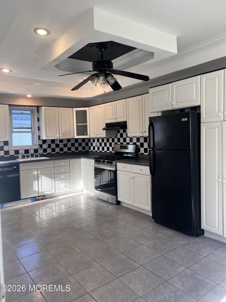 391 Monmouth Ave #1 - Photo 3 of 26