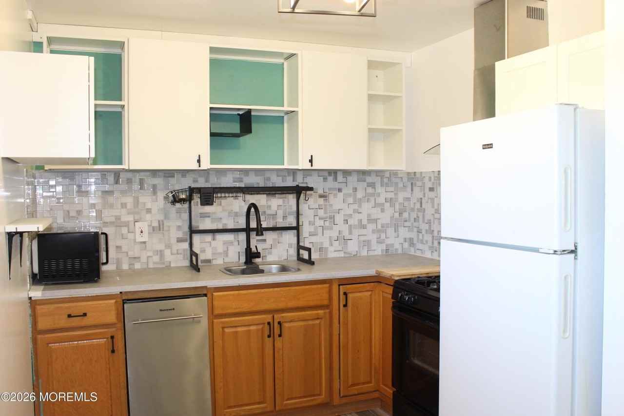 165 Wyckoff Rd #B - Photo 2 of 9