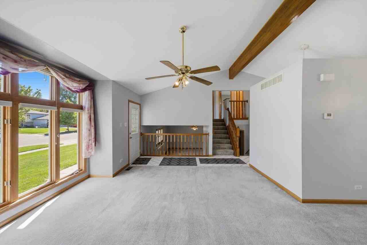 752 Rosanne St - Photo 6 of 32
