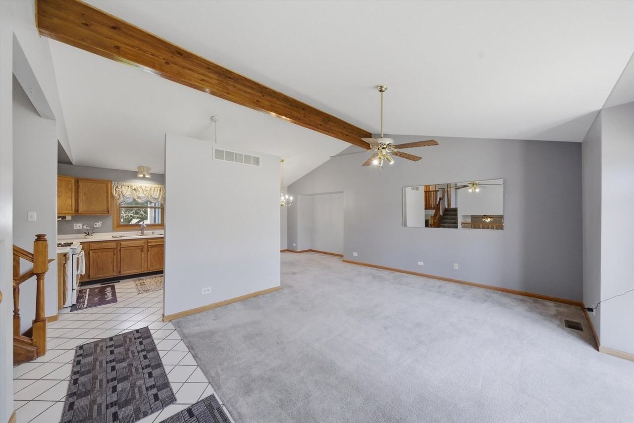 752 Rosanne St - Photo 7 of 32