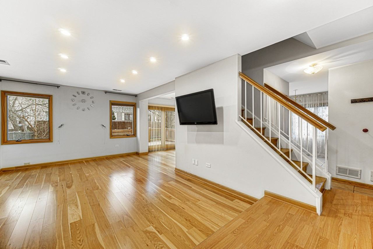 446 Irvine Ct - Photo 2 of 8