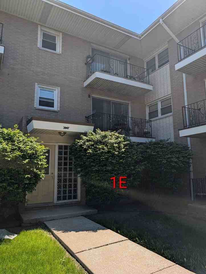 3853 W 47th St #1E - Photo 2 of 9