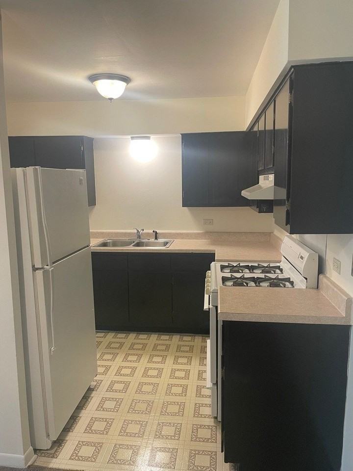 4925 W 109th St #102 - Photo 4 of 8