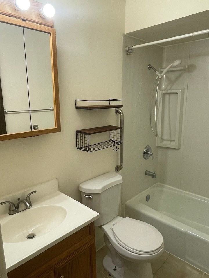 4925 W 109th St #102 - Photo 5 of 8
