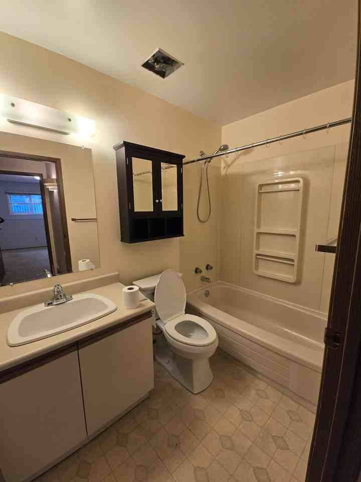 2624 48 St Nw #BS - Photo 5 of 10