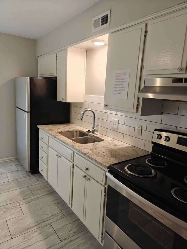 211 W 2nd St #1 - Photo 5 of 16