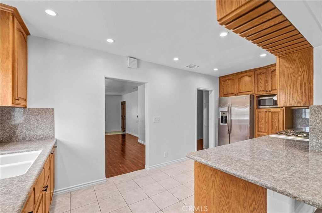 14403 Benfield Ave - Photo 7 of 30