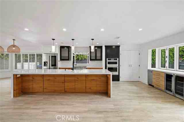 252 E 19th St - Photo 3 of 8