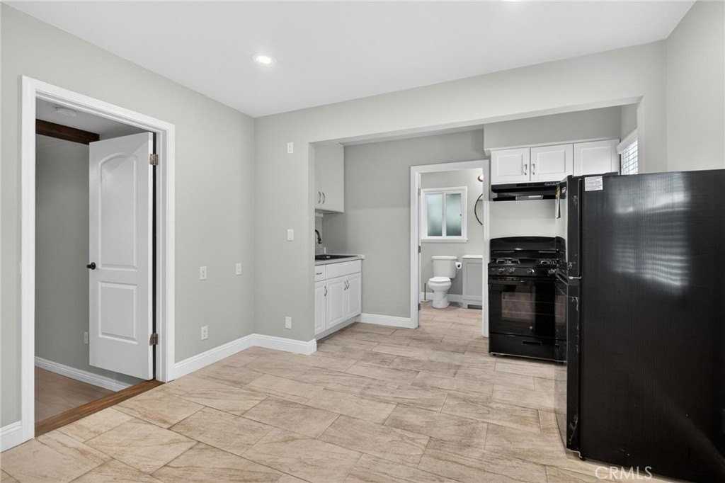 610 E Fairview Blvd #3-4 - Photo 3 of 9