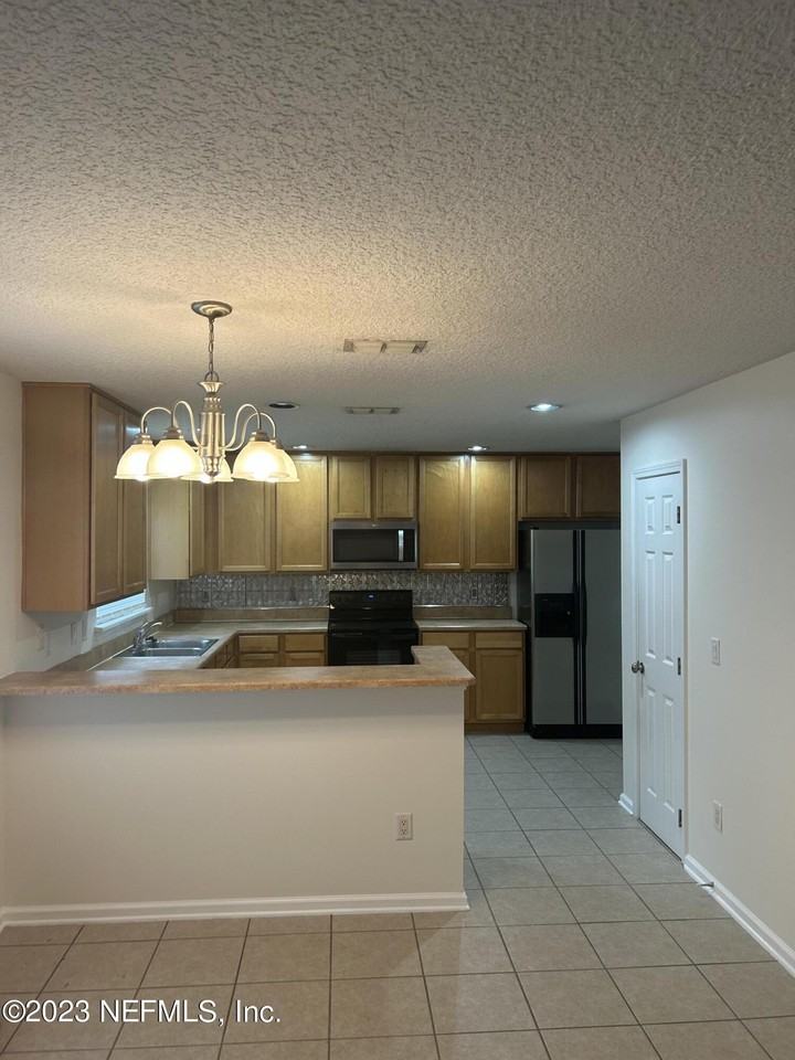 1603 Canopy Oaks Dr - Photo 2 of 7