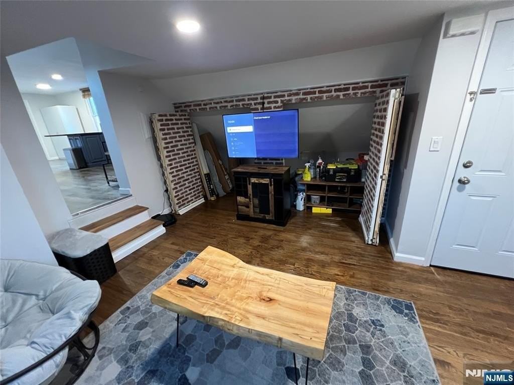 120 Stone St - Photo 4 of 15