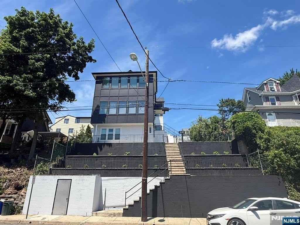 606 5th St - Photo 3 of 47