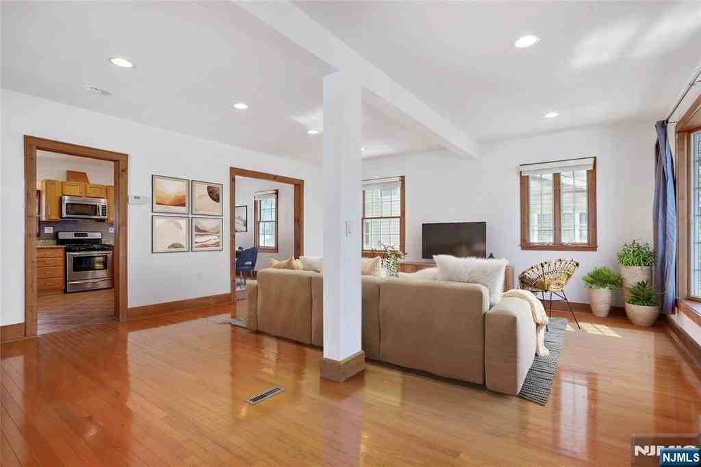 8 Garden Pl - Photo 4 of 19