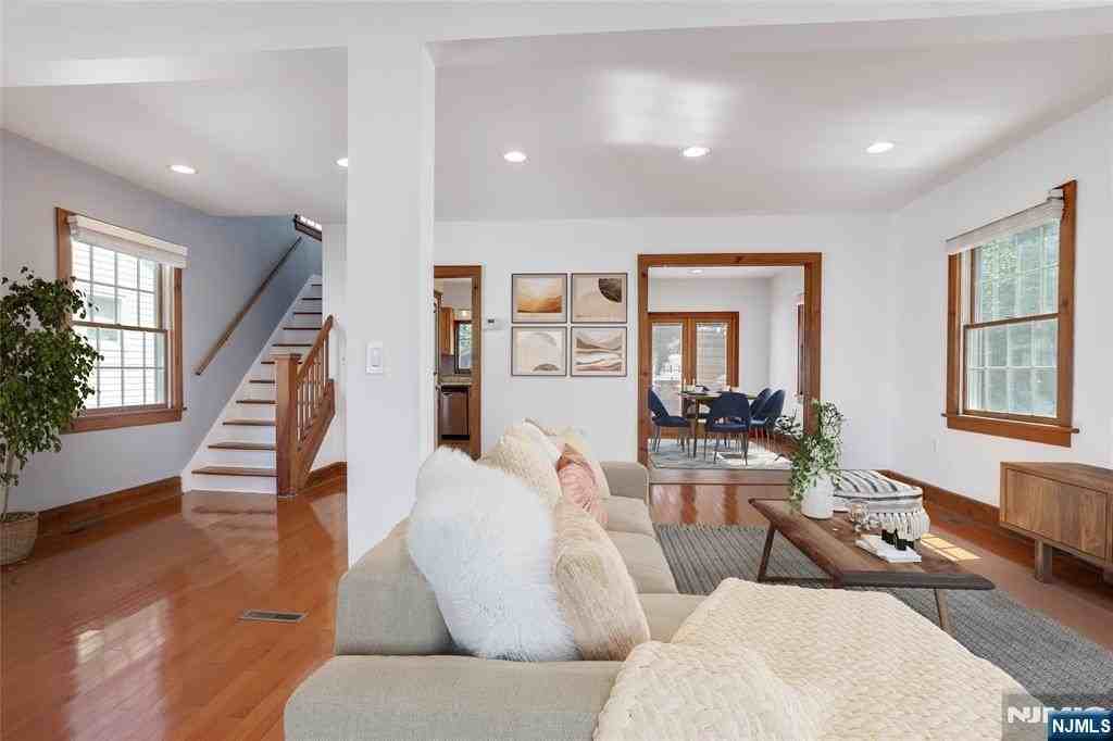 8 Garden Pl - Photo 5 of 19