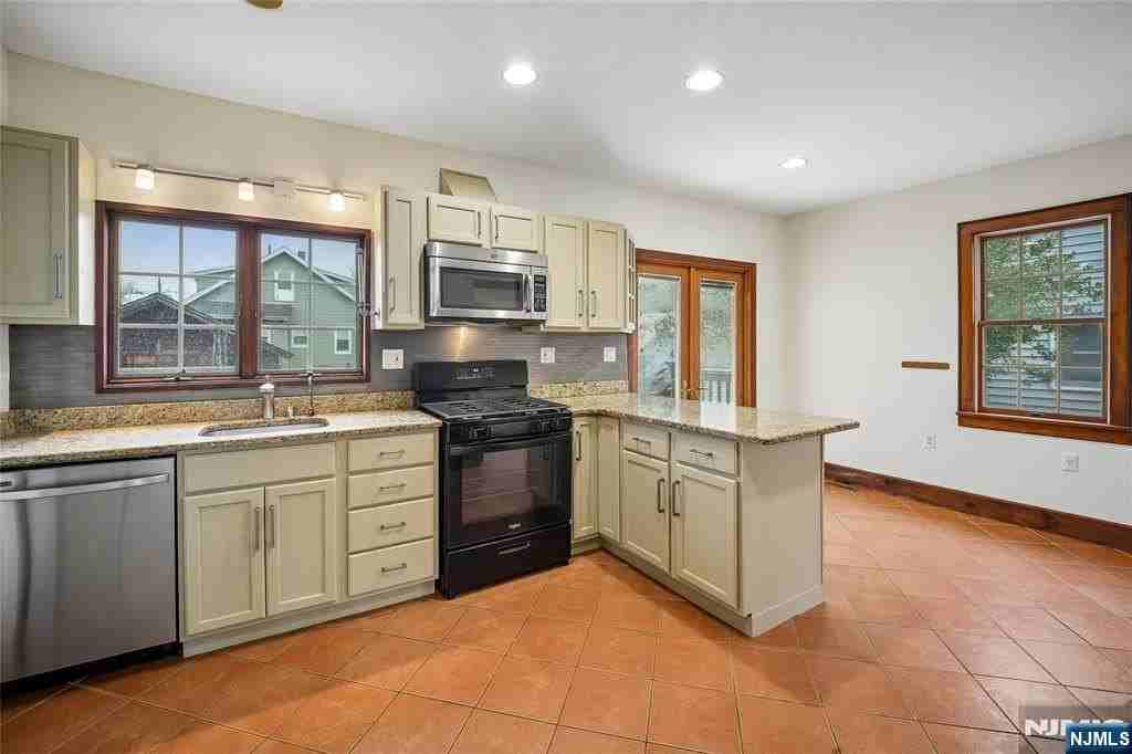 8 Garden Pl - Photo 6 of 19