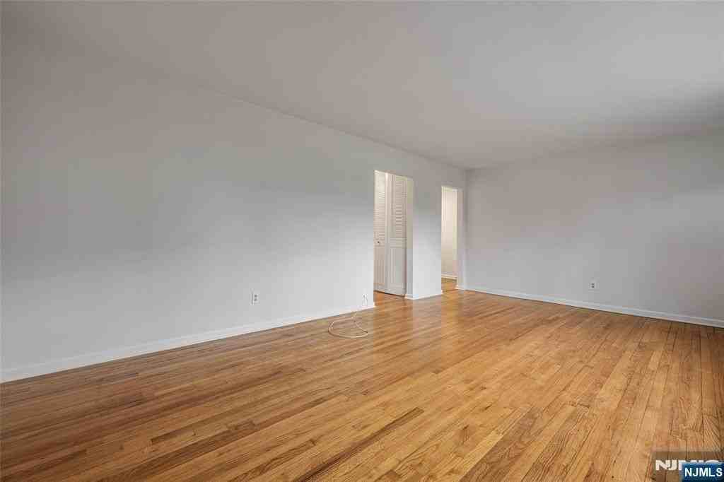 121 Regency Park - Photo 4 of 14