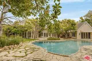 821 N Whittier Dr - Photo 5 of 8