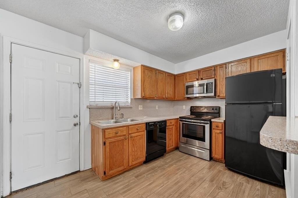 2710 Wimbledon Ct #B - Photo 5 of 29