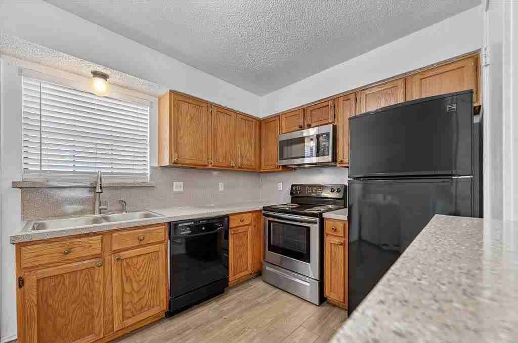 2710 Wimbledon Ct #B - Photo 6 of 29