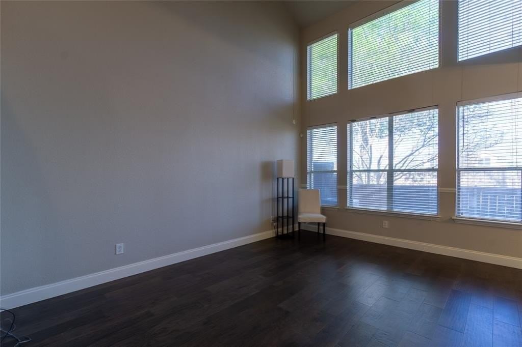 10008 Dryden Ln - Photo 3 of 22