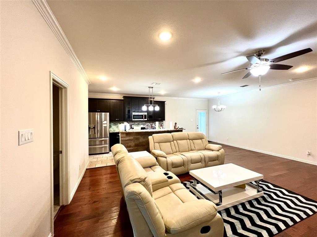 320 Austin Ave - Photo 3 of 26