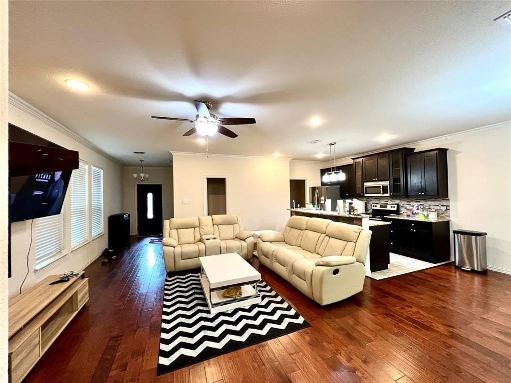 320 Austin Ave - Photo 4 of 26