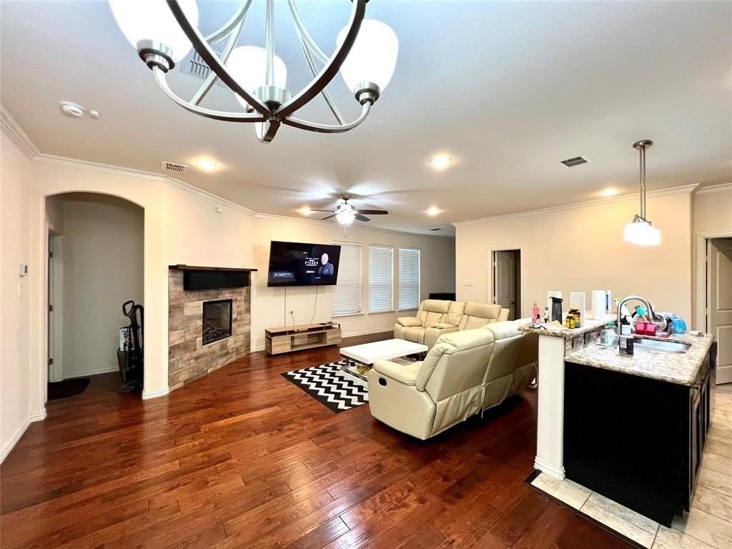 320 Austin Ave - Photo 5 of 26