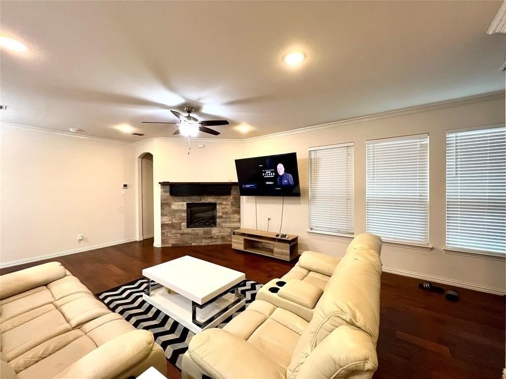320 Austin Ave - Photo 6 of 26