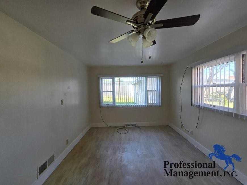 1211 Custer Ave - Photo 3 of 8