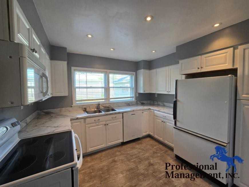 1211 Custer Ave - Photo 6 of 8