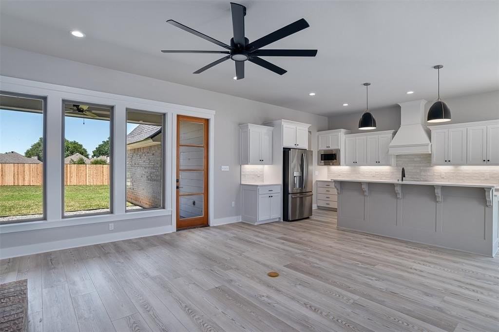 321 Newport Ln - Photo 4 of 20